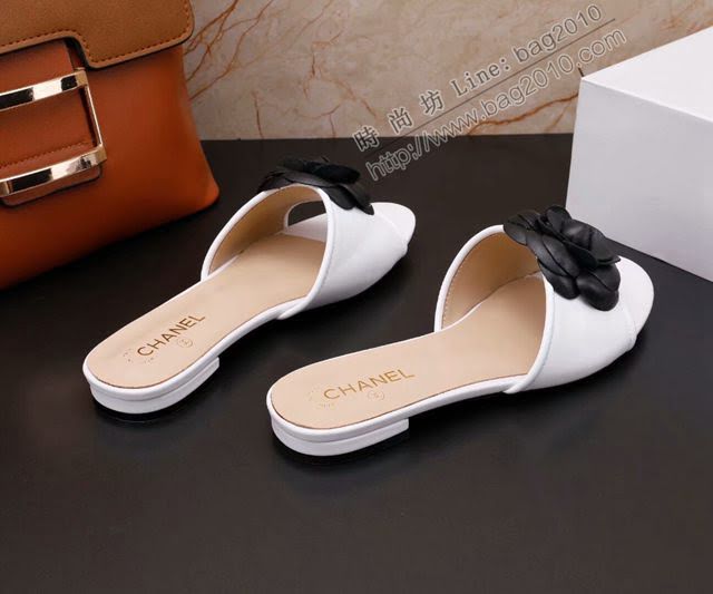 Chanel女鞋 香奈兒2020新款 山茶花平底拖鞋 黑花白色  naq1111